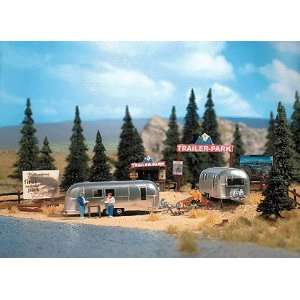   HO Trailer Park Kit w/2 American Airstream Trailers Toys & Games