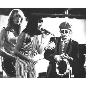   of Elton John and Kiki Dee on stage in 1976 (b&w) 