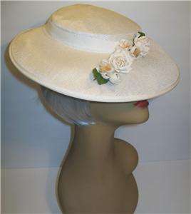 VINTAGE 1950S WHITE GARDEN PICTURE HAT WITH ROSE CLUSTER ACCENT~WIDE 