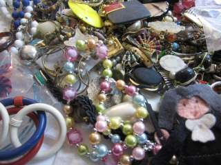   VINTAGE JUNK JEWELRY ALTERED ART CRAFT LOT*PARTS*BEADS*FINDINGS*POUNDS