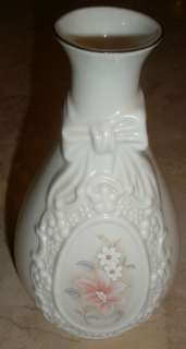 The Cameo Ribbon Vase by Royal Heritage Collection EUC  