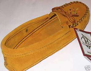 NIB COZY WOMENS HAND BEADED INDIAN SUEDE MOCCASINS   6  