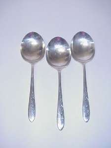 BEAUTIFUL DECORATIVE SET OF THREE CARLTON SILVER PLATE SERVING SPOONS 