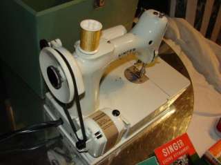 SINGER 221 FEATHERWEIGHT IN WHITE WITH ACCESORIES VERY VERY NICE 