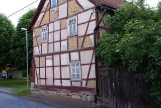   Haus am idyllischen Dorfplatz plus großer Obstgarten am Dorfrand