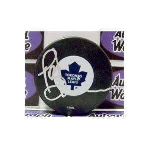  Pat Quinn autographed Hockey Puck (Toronto Maple Leafs 
