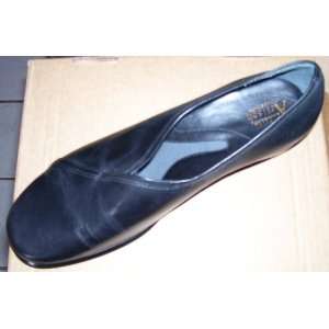  Clarks Artisan V Notch Womens Black Loafers size 12 W 